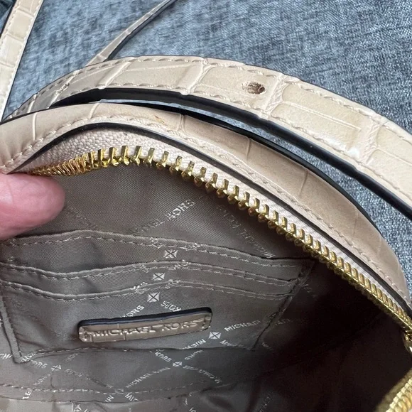 MICHAEL KORS AIDY SMALL CANTEEN CROSSBODY PURSE CROC BUFF/CREAM MK LOGO LIKE NEW - Picture 7 of 7